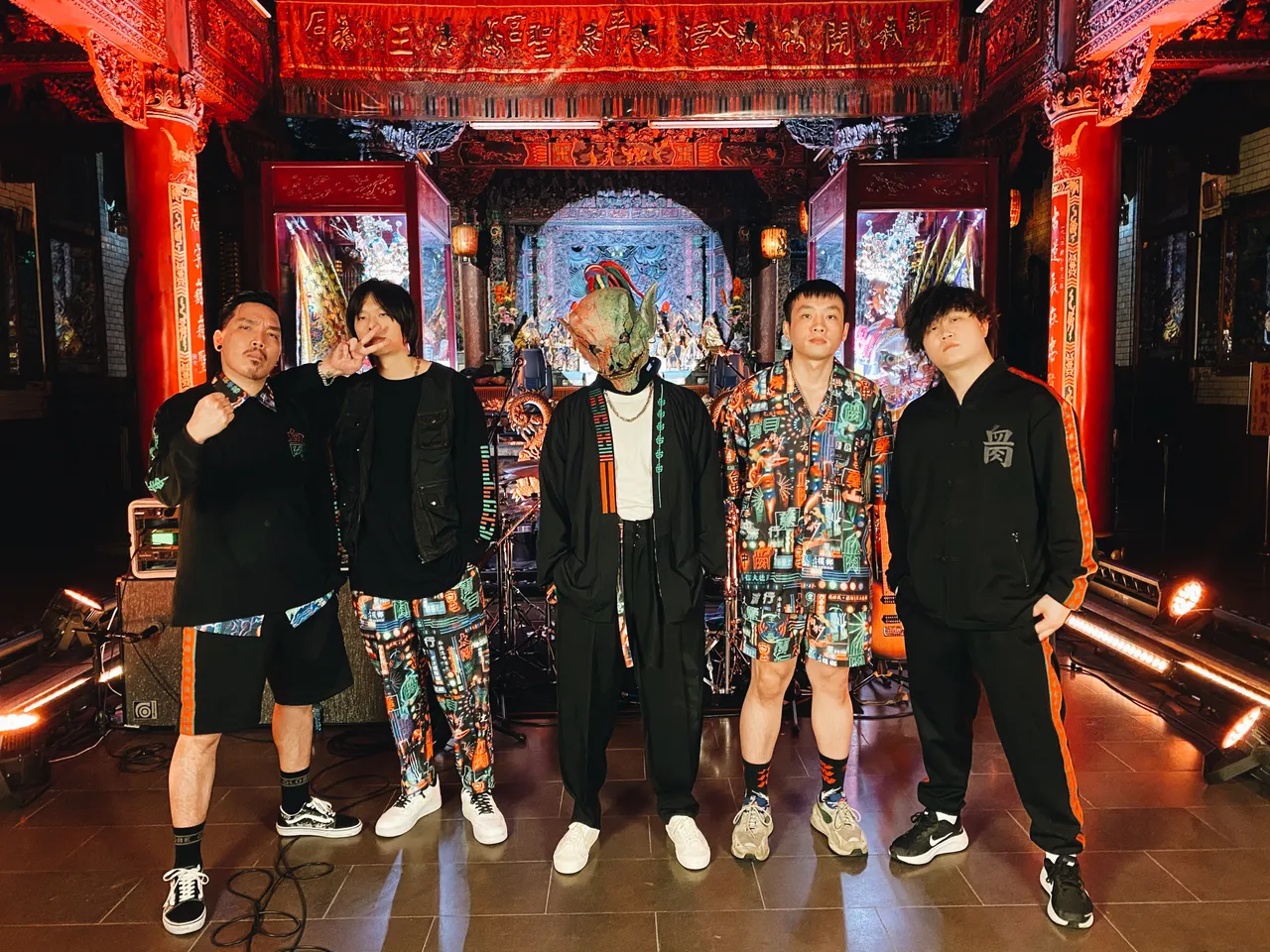 血肉果汁機演唱會宣告加場,鼓手彥文(右二)和陳芳語戀愛ING。血肉果汁機提供