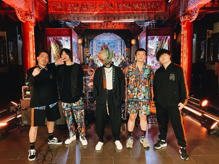 血肉果汁機演唱會宣告加場，鼓手彥文（右二）和陳芳語戀愛ING。血肉果汁機提供