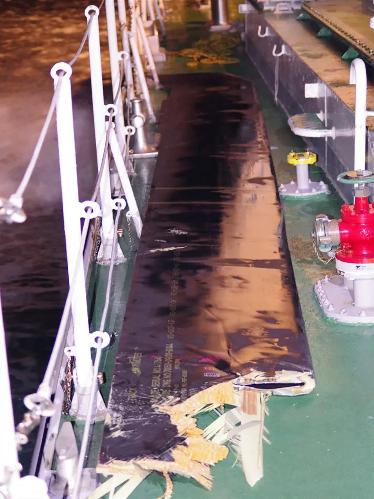 打撈到疑似失聯直升機的旋翼。美聯社