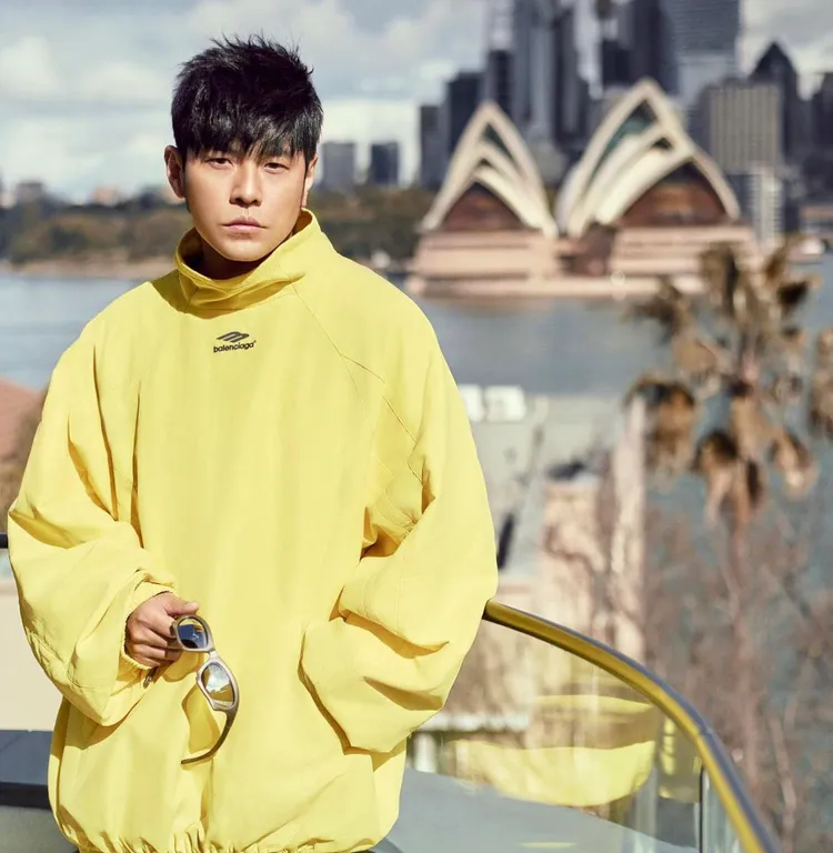 周杰倫年收外傳至少5億元，豪宅、跑車、美酒及藝術品收藏都看得出他財力驚人。