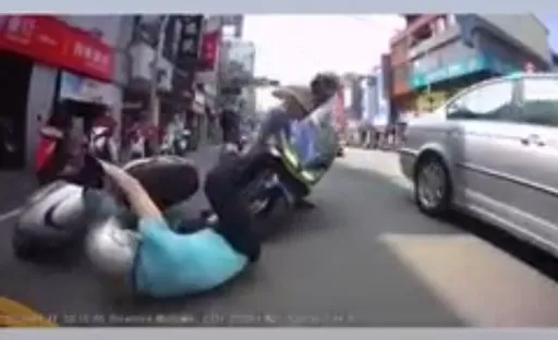 阿嬤看錯燈號闖紅燈釀2機車追撞 網友猛酸行人有「帝王條款」