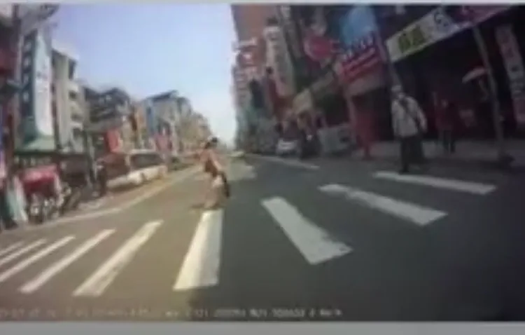 阿嬤疑看錯燈號闖紅燈。翻攝記者爆料網