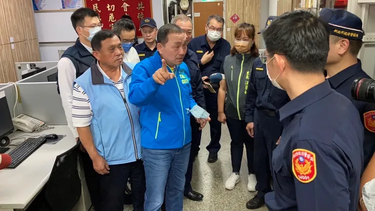 新北市長侯友宜前往淡水分局竹圍派出所慰問執勤警員辛勞。新北市警局提供