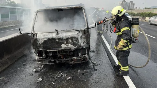 滿載200公柴油貨車國道起火 國一楠梓路段熊熊烈焰