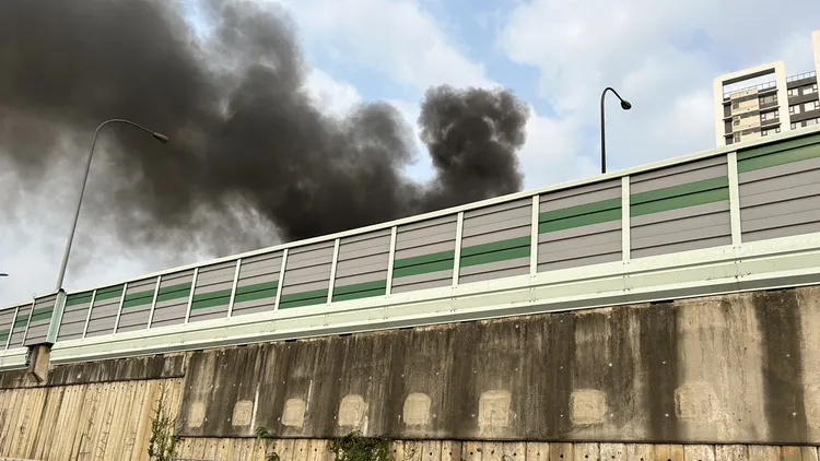 楠梓區國道1號356.3公里北上路段今早發生火燒車意外。讀者提供