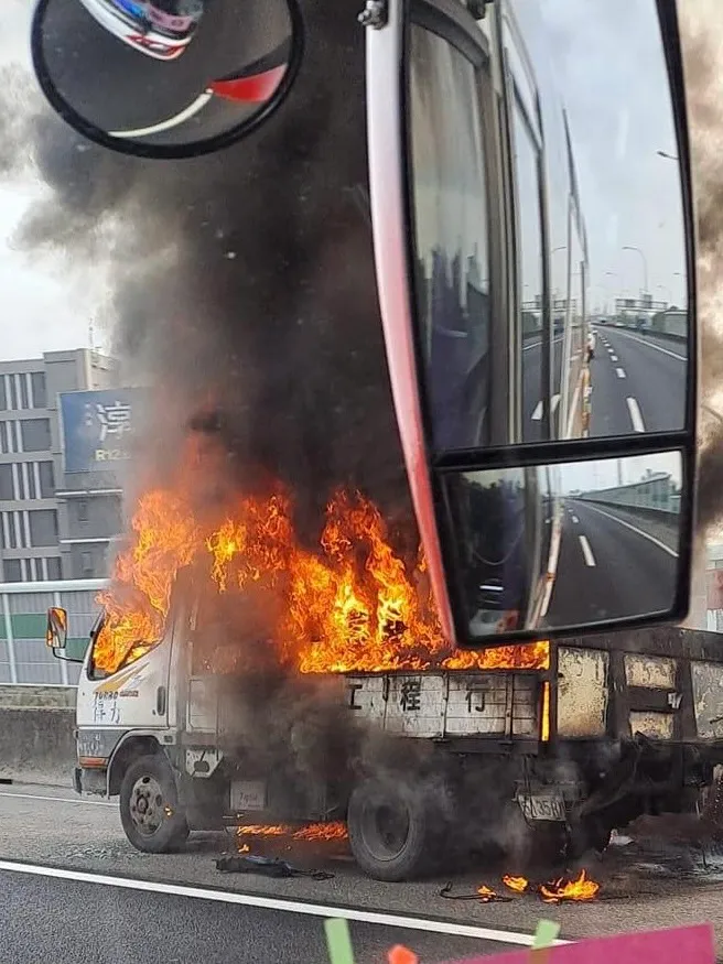 楠梓區國道1號356.3公里北上路段今早發生火燒車意外。翻攝記者爆料網