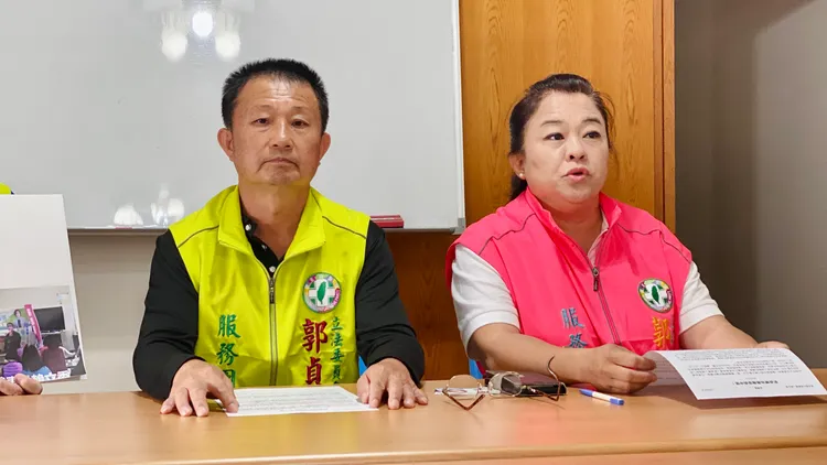 里長吳昕璨(左)透過郭貞慧團隊召開記者會提出抗議。王志弘攝