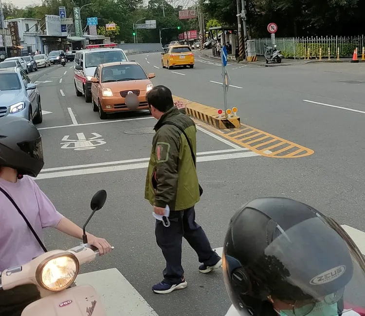 眾人側目。臉書「爆廢公社二館」