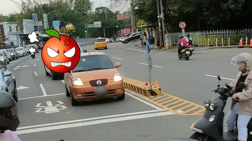 台中路口一幕讓他狂酸「這車隔音這麼好」 網卻問:讓了被罰怎辦?