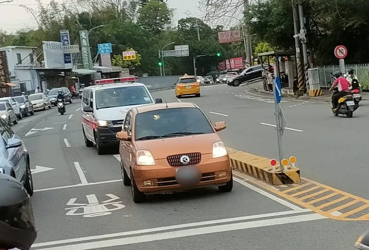 待轉的機車騎士都回頭查看是怎麼回事。臉書「爆廢公社二館」
