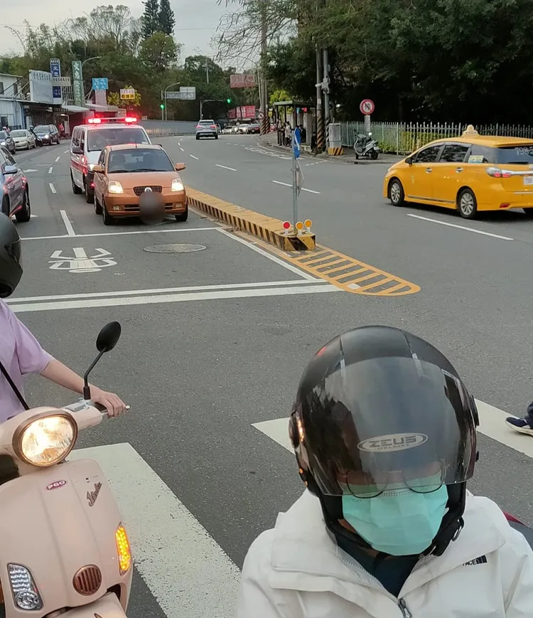 救護車閃燈鳴笛，棕色轎車遲未避讓。臉書「爆廢公社二館」
