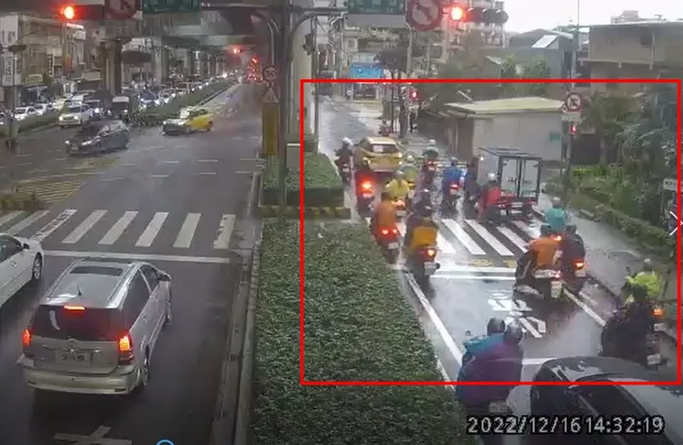 去年底新北市中和有汽機車因避讓救護車，遭科技執法拍攝開罰，引起民眾嘩然。翻攝畫面