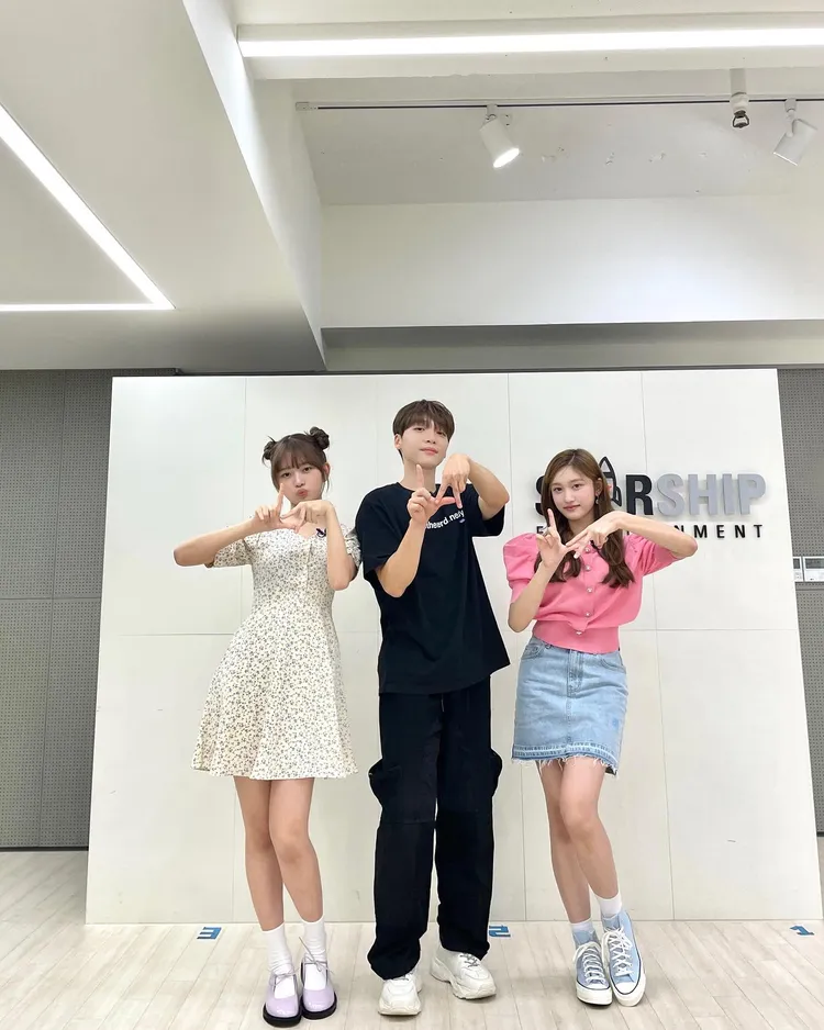 鄭世雲（中）之前因為首爾見面會，跟師妹IVE成員Rei（中）、李瑞學《LOVE DIVE》。翻攝鄭世雲IG