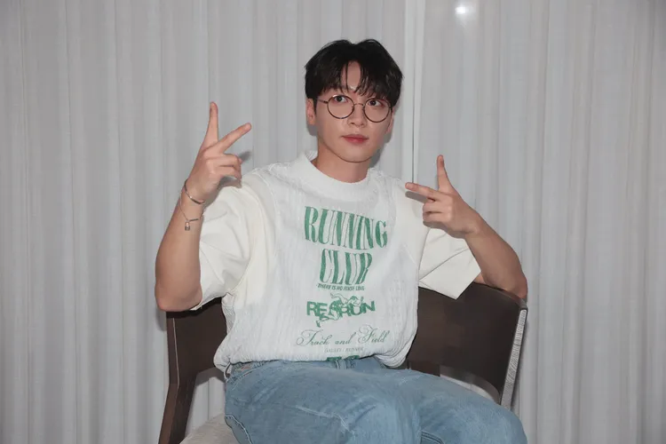 鄭世雲學中文殺價，自嘲中文卡卡可能無法殺價成功。彭欣偉攝