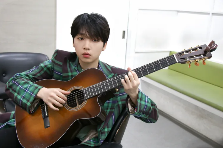 鄭世雲透露吉他「黑糖」是他擁有的吉他中最貴的。翻攝STARSHIP娛樂naver post