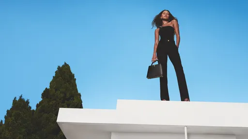 蜘蛛女出任LV品牌大使媚秀水蛇腰 頭髮卻讓粉絲集體崩潰了