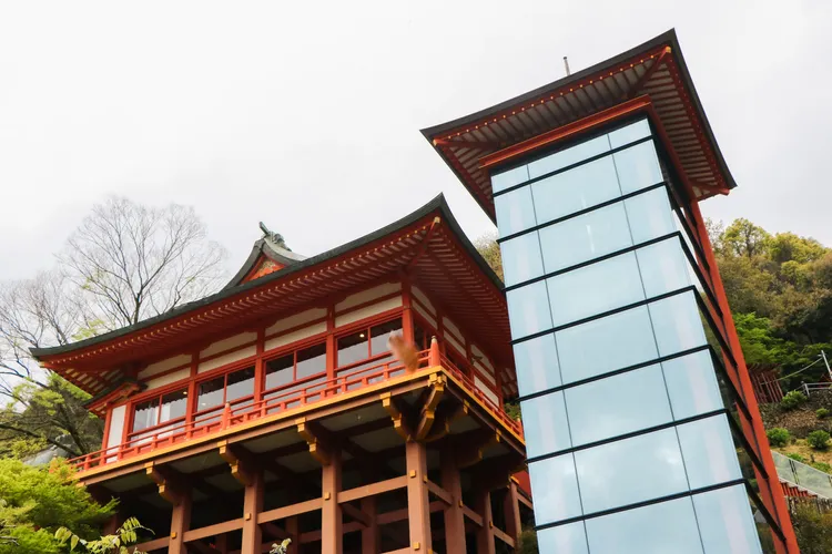 民眾來到祐德稻荷神社，也可花300日圓搭乘電梯。賴昀岫攝