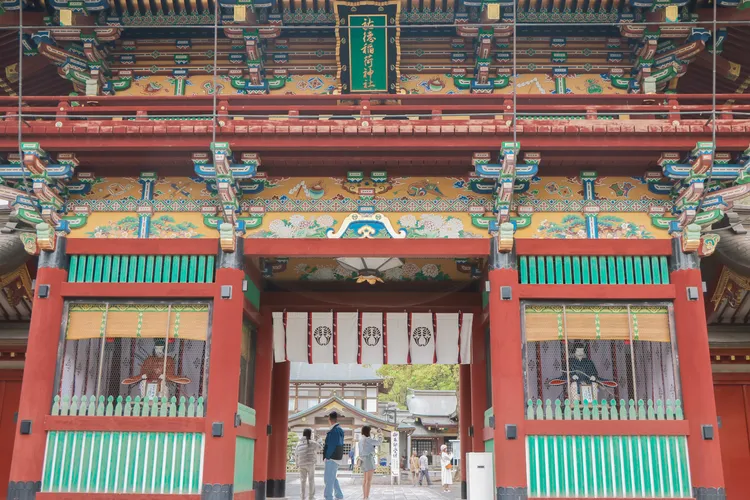 祐德稻荷神社入口處有2尊瓷製神像，是當地特色。賴昀岫攝