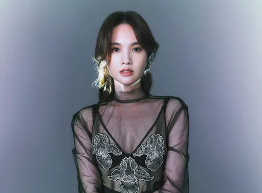 李榮浩快看！楊丞琳好身材不藏了　黑色內衣外罩薄紗美胸呼之欲出