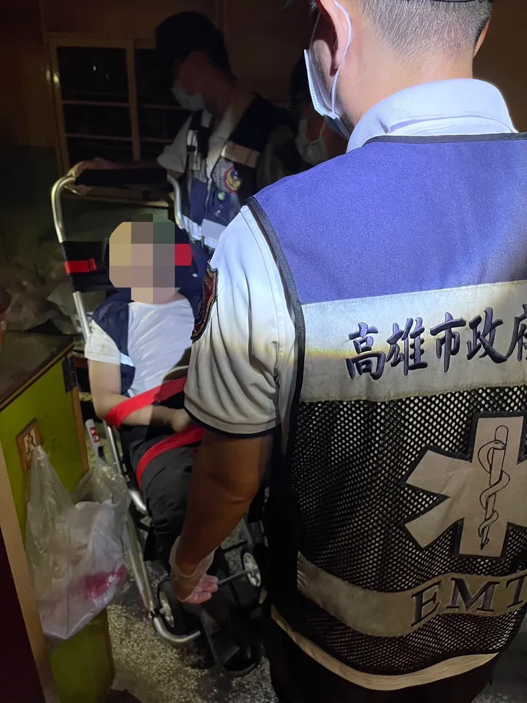 警消入屋內將麻姓男子送醫。讀者提供