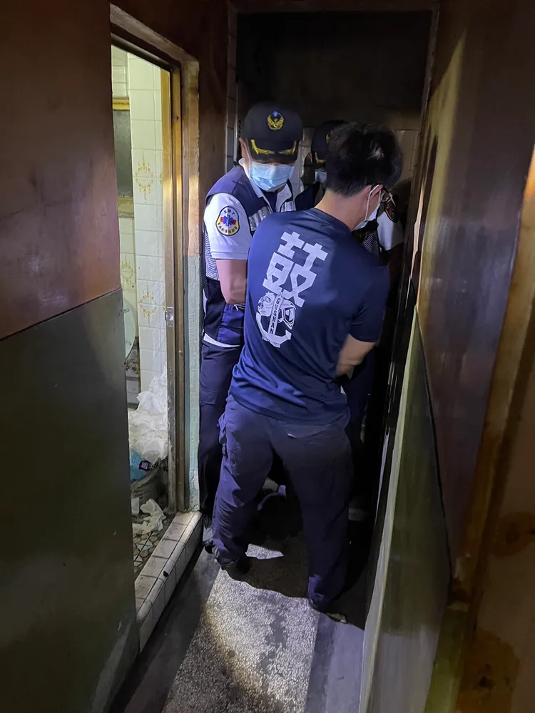 警消入屋內將麻姓男子送醫。讀者提供