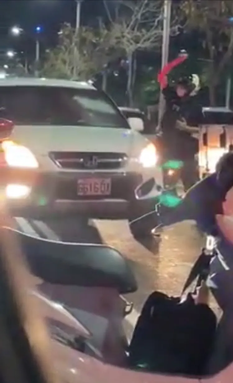 員警持警棍敲白色自小客車車窗。翻攝臉書爆料公社
