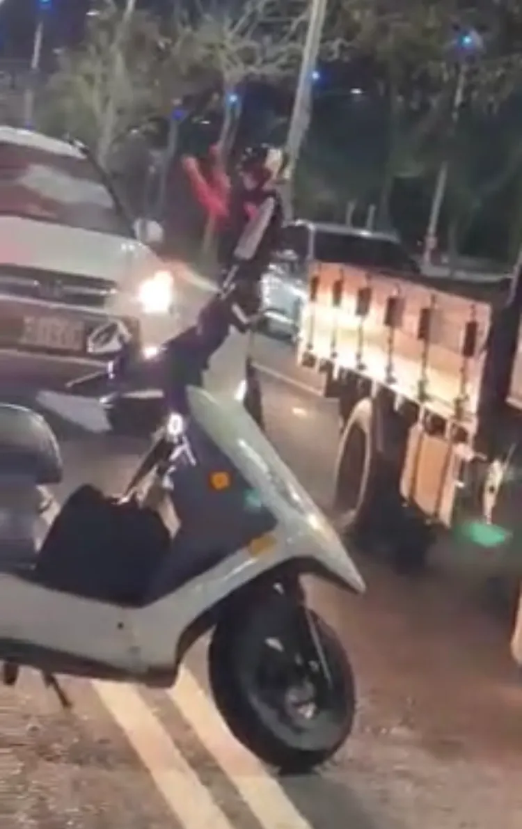 員警持警棍敲白色自小客車車窗。翻攝臉書爆料公社