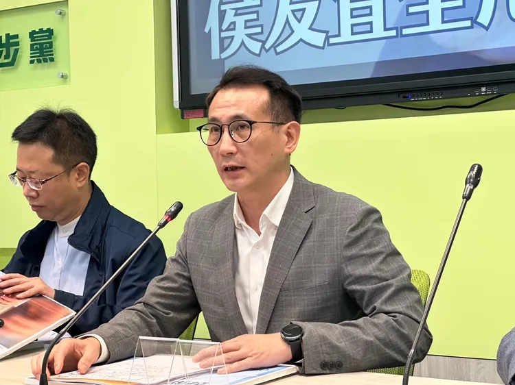 黨團幹事長鄭運鵬批評國民黨雙標。潘袁詩羽攝