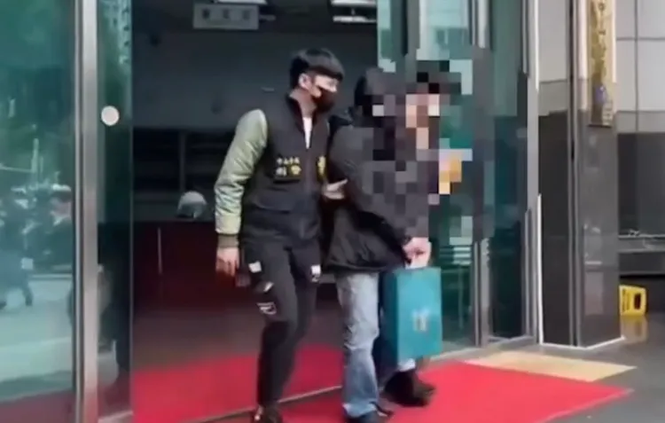 暗藏春速的養生館廣告主推年輕妹妹，但被警方破獲時，服務小姐年近50歲。翻攝畫面