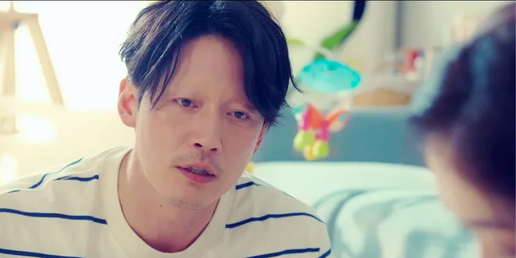 張赫戲裡因不守約定，遭懲罰去眉，獻出46年人生初體驗。Disney+提供