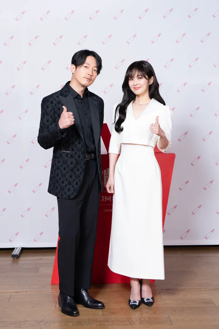 張赫（左）、張娜拉約定下次要一起拍古裝劇。Disney+提供