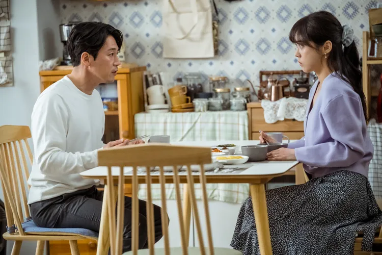 張赫（左）、張娜拉劇中對彼此藏有祕密。Disney+提供