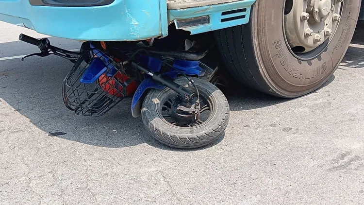 阮男騎乘電動自行車連人帶車被捲入水泥預拌車底。新北市消防局提供