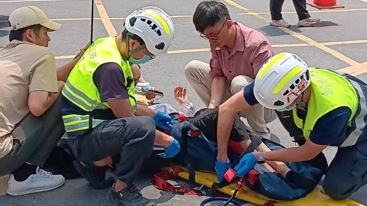 警消將傷者救出。新北市消防局提供