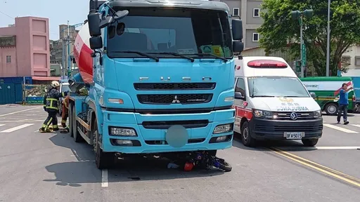 電動自行車雙載擦撞水泥預拌車 2人捲車底幸運撿回一命