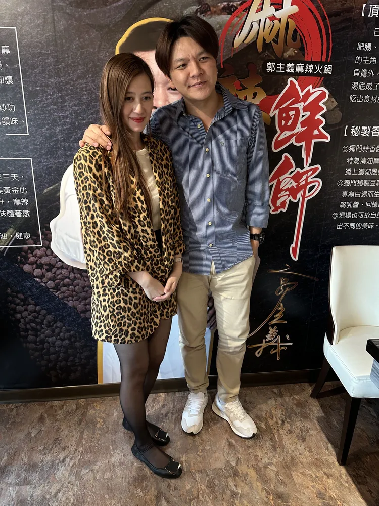 曾治豪（右）帶女友力挺郭主義麻辣鍋店。黃盈容攝