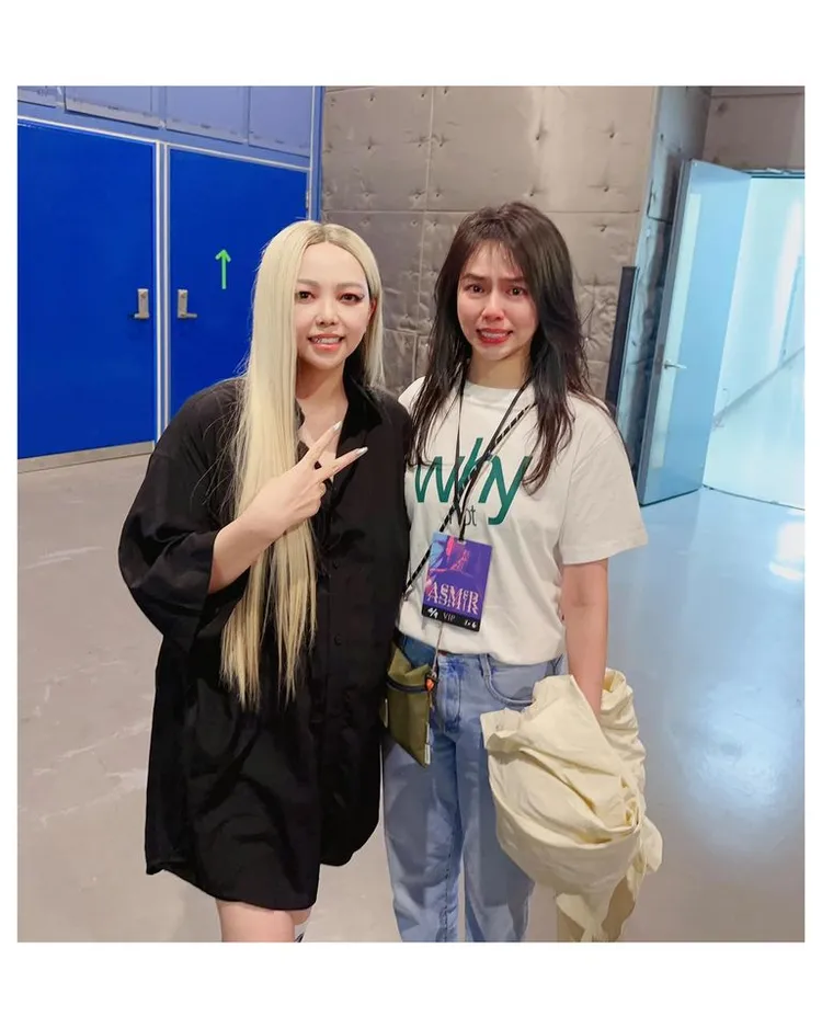 女星夏于喬第一次跟阿妹合照「完全詮釋又哭又笑」。翻攝臉書「夏于喬(喬喬)」