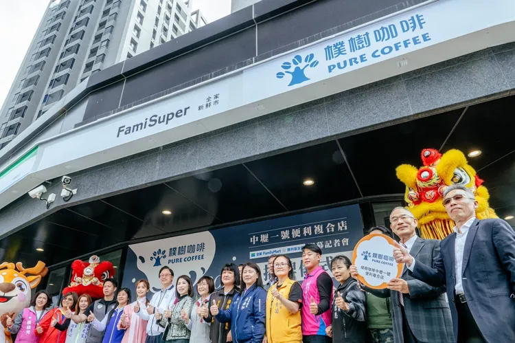 樸樹咖啡中壢一號便利複合店今開幕，張善政籲發揮愛心、選購庇護商品。桃園市府提供
