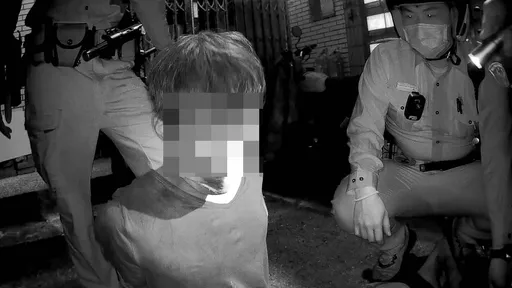 酒駕男拒檢狂飆 警網圍堵竟棄車逃跑竄進民宅