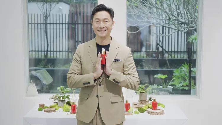 謝祖武讚京城之霜全能乳是「簡單快速又舒服」的保養品，紅色版為其常態版包裝。品牌提供