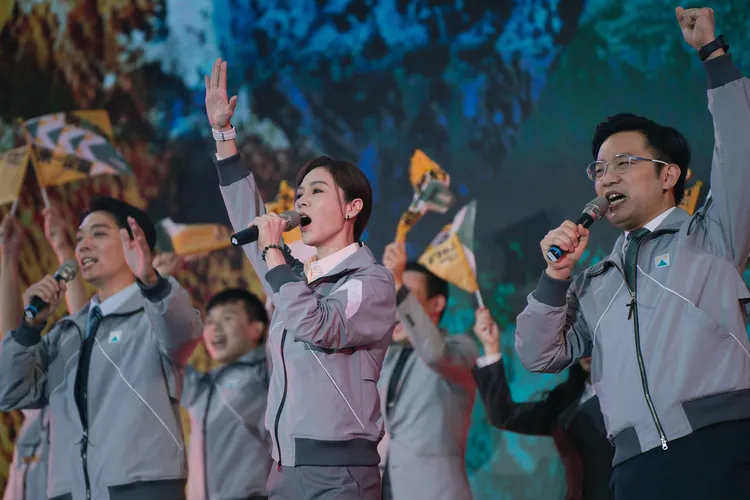 雙金影后謝盈萱《人選之人》化身幕僚，號召上千臨演踏上凱道吶喊助選。Netflix提供