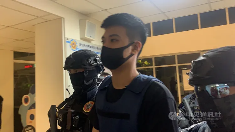 新北市當鋪槍擊案震驚社會，警方28日從馬來西亞押解涉及全案幕後教唆的林姓主嫌及其小弟杜姓男子（前中）回台，28日晚間押送至新北市刑大。中央社