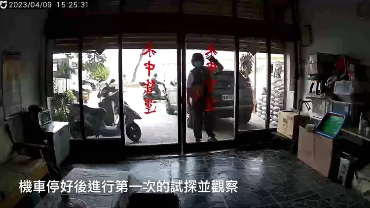 丁男在店外窺探。翻攝自臉書社團我們三重人