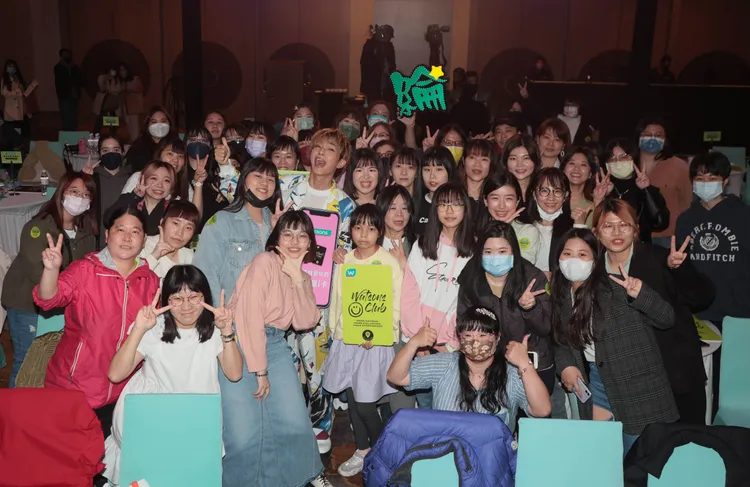 不少粉絲翹班來看偶像炎亞綸。彭欣偉攝