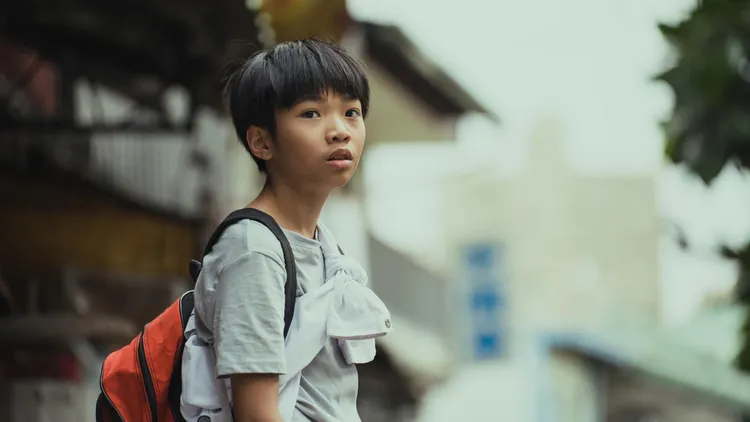 片中彭政閔手中接到的棒球就是小童星楊學湧投的。大慕影藝、華映娛樂提供