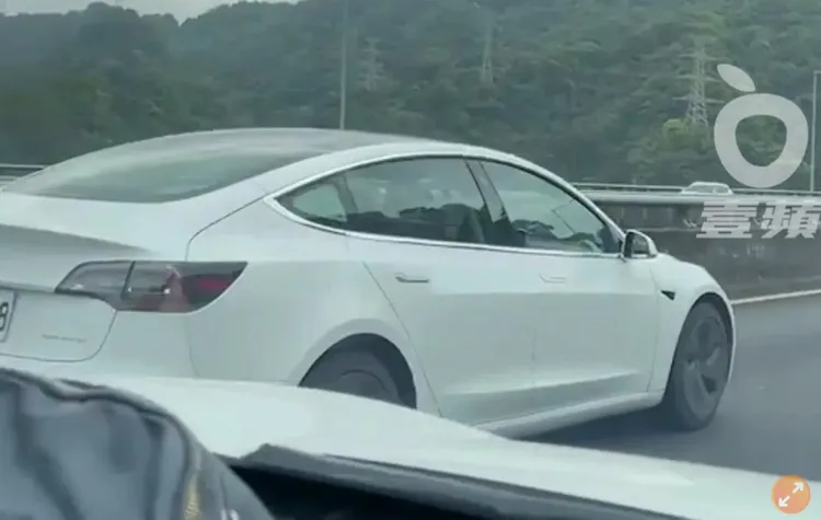 民眾拍下特斯拉駕駛邊開邊睡。翻攝畫面