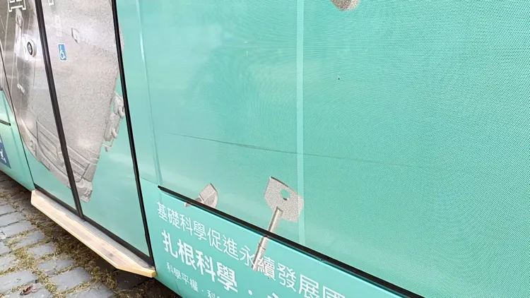 輕軌列車的車頭烤漆毀損。讀者提供