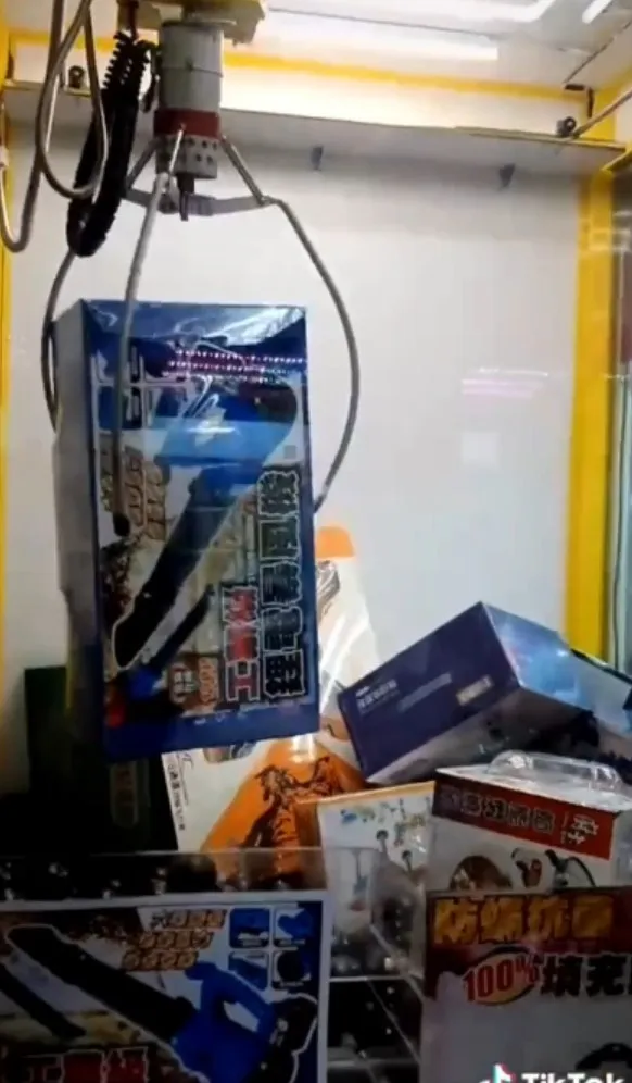 夾到吹風機了！千萬別晃掉，快點進洞啊！TikTok@papa110110 提供