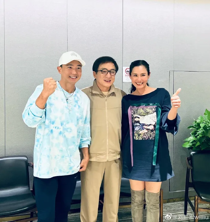 劉畊宏夫婦日前還參加成龍(中)的電影首映。翻攝劉畊宏微博