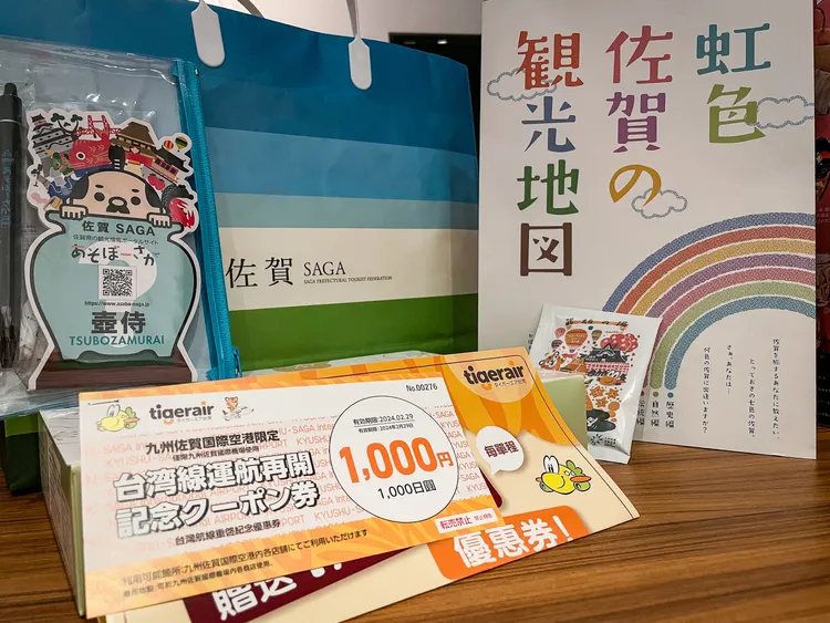 入境後有當地接待人員熱烈鼓掌歡迎、遞上伴手禮。賴昀岫攝